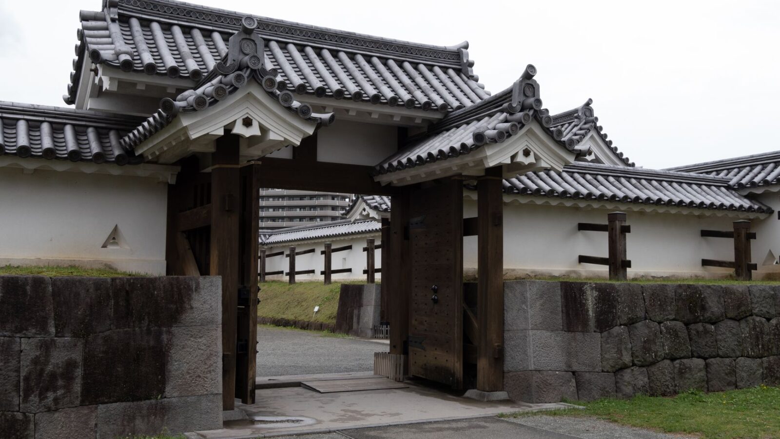 Explore the traditional architecture of Odawara Castle's entrance gate in Kanagawa, Japan.