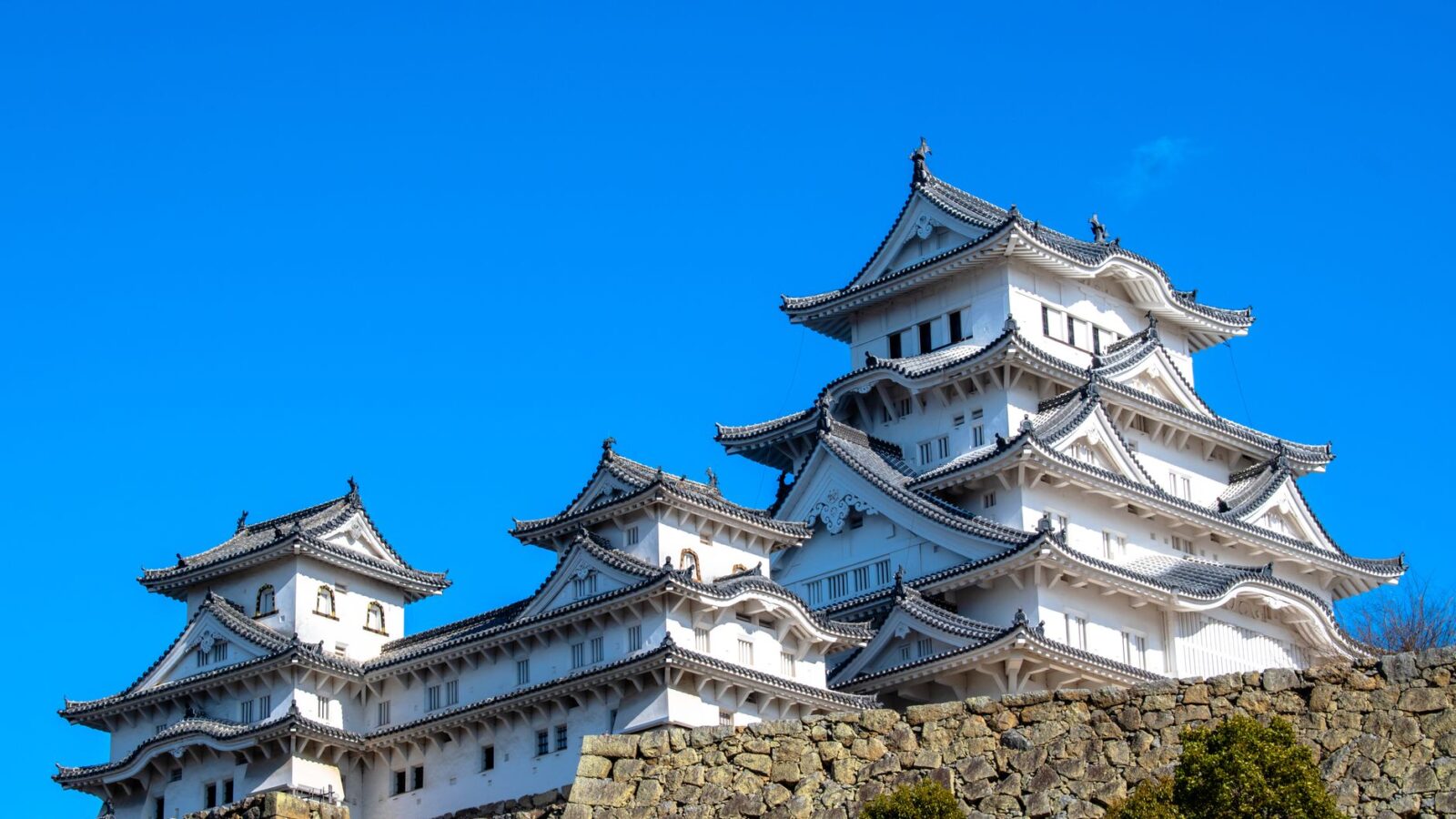 Stunning view of Himeji Castle in Kyoto, Japan under a clear blue sky.